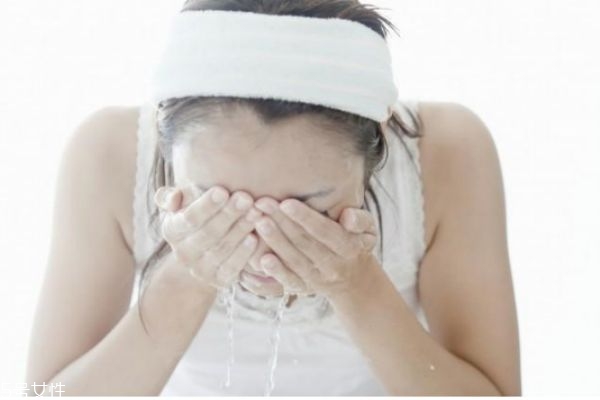 潔面膏和潔面啫喱的區(qū)別 教你區(qū)分不同潔面產(chǎn)品 潔面膏和潔面啫喱的區(qū)別 教你區(qū)分不同潔面產(chǎn)品