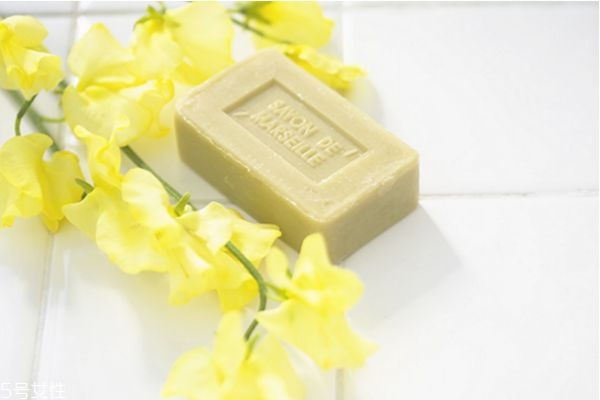 硫磺皂洗頭去頭皮屑嗎 硫磺皂洗頭的注意事項 硫磺皂洗頭去頭皮屑嗎 硫磺皂洗頭的注意事項