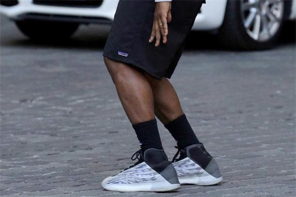 yeezy籃球鞋什么時候發(fā)售 拉風夜光設計 yeezy籃球鞋什么時候發(fā)售 拉風夜光設計