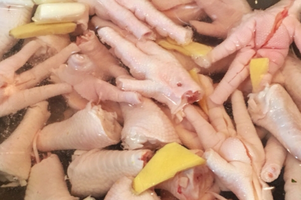 泡椒鳳爪有什么危害 主要是這些 泡椒鳳爪有什么危害 主要是這些