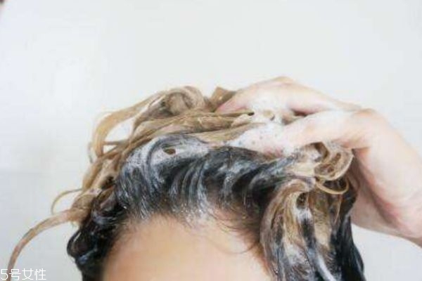 發(fā)膜抹到頭皮了怎么辦 可以用控油的洗發(fā)水清洗 發(fā)膜抹到頭皮了怎么辦 可以用控油的洗發(fā)水清洗