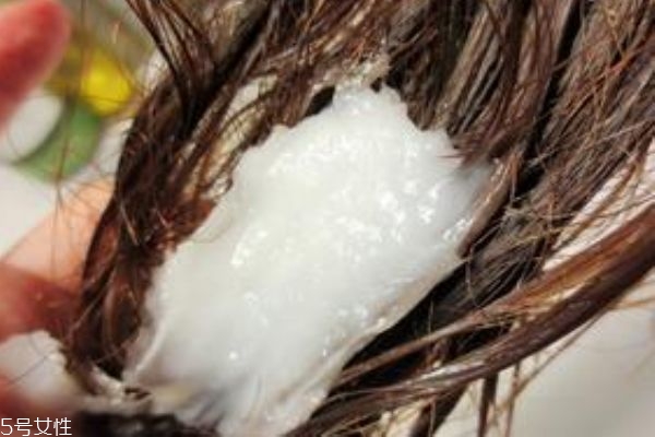 發(fā)膜抹到頭皮了怎么辦 可以用控油的洗發(fā)水清洗 發(fā)膜抹到頭皮了怎么辦 可以用控油的洗發(fā)水清洗