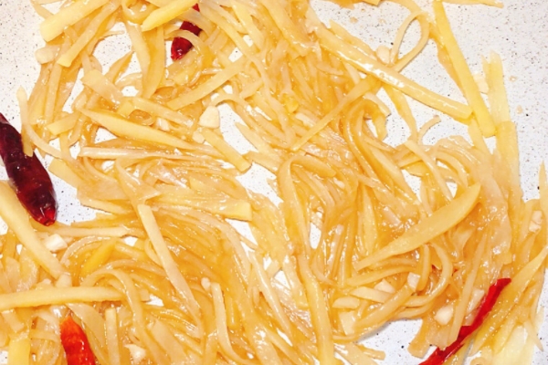 酸辣土豆絲要不要焯水 不需要經(jīng)過(guò)焯水 酸辣土豆絲要不要焯水 不需要經(jīng)過(guò)焯水