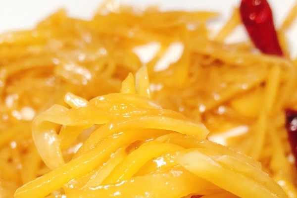 酸辣土豆絲要不要焯水 不需要經(jīng)過(guò)焯水 酸辣土豆絲要不要焯水 不需要經(jīng)過(guò)焯水