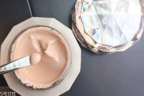 粉底膏太干怎么辦 粉底膏干加什么保濕 粉底膏太干怎么辦 粉底膏干加什么保濕