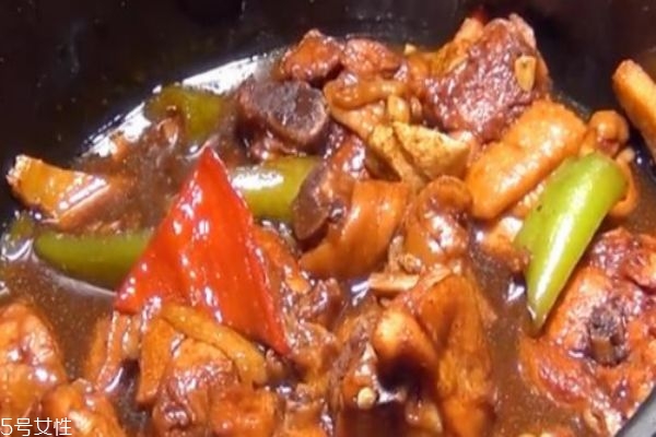 自制黃燜雞的做法 黃燜雞用的什么雞肉 自制黃燜雞的做法 黃燜雞用的什么雞肉