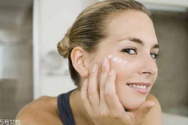 女生什么時候開始用眼霜最好 不同年齡段的眼霜不一樣 女生什么時候開始用眼霜最好 不同年齡段的眼霜不一樣