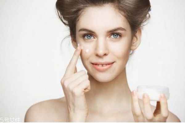 正確涂眼霜的手法 正確使用眼霜的步驟 正確涂眼霜的手法 正確使用眼霜的步驟