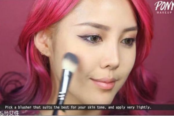 怎樣畫(huà)約會(huì)妝容 超甜美粉色妝容化妝步驟 怎樣畫(huà)約會(huì)妝容 超甜美粉色妝容化妝步驟