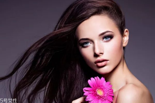 護(hù)發(fā)精油的使用步驟 洗發(fā)前后都可以使用 護(hù)發(fā)精油的使用步驟 洗發(fā)前后都可以使用