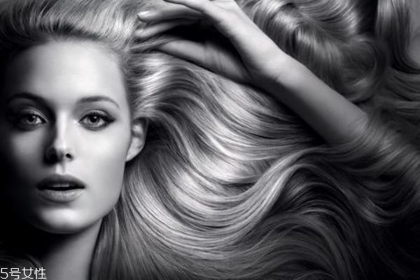 護(hù)發(fā)精油的使用步驟 洗發(fā)前后都可以使用 護(hù)發(fā)精油的使用步驟 洗發(fā)前后都可以使用