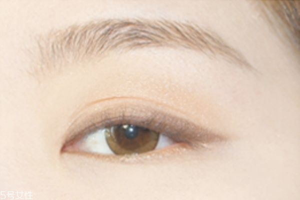 溫柔大地色系眼影畫法 輕松打造韓式自然眼妝