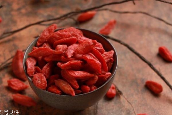 冰糖雪梨能放枸杞嗎 冰糖雪梨放枸杞的好處 冰糖雪梨能放枸杞嗎 冰糖雪梨放枸杞的好處