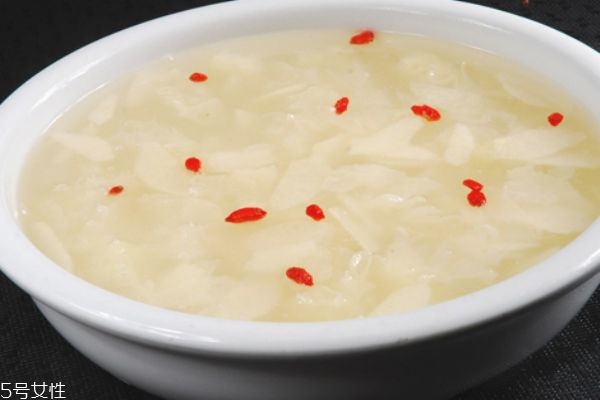 冰糖雪梨能放枸杞嗎 冰糖雪梨放枸杞的好處 冰糖雪梨能放枸杞嗎 冰糖雪梨放枸杞的好處