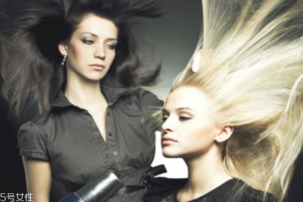 油性發(fā)質(zhì)能用護(hù)發(fā)素嗎 可以用的 油性發(fā)質(zhì)能用護(hù)發(fā)素嗎 可以用的