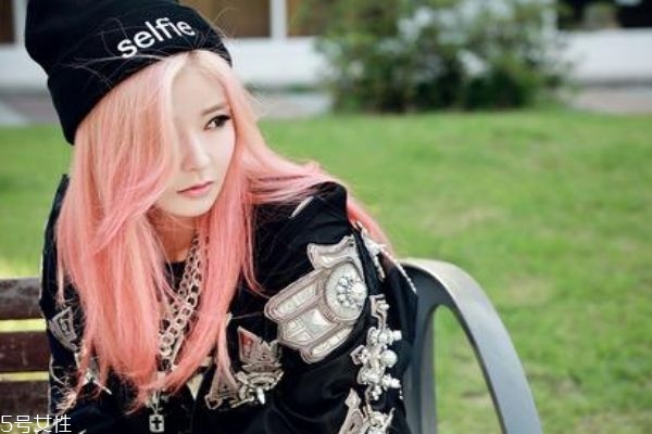 粉色頭發(fā)褪色后是什么色 與頭發(fā)底色有關(guān) 粉色頭發(fā)褪色后是什么色 與頭發(fā)底色有關(guān)