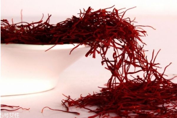 女人喝藏紅花的好處 女人喝藏紅花的功效與作用 女人喝藏紅花的好處 女人喝藏紅花的功效與作用