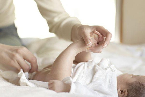 嬰兒晚上用幾個紙尿褲 根據年齡來定 嬰兒晚上用幾個紙尿褲 根據年齡來定