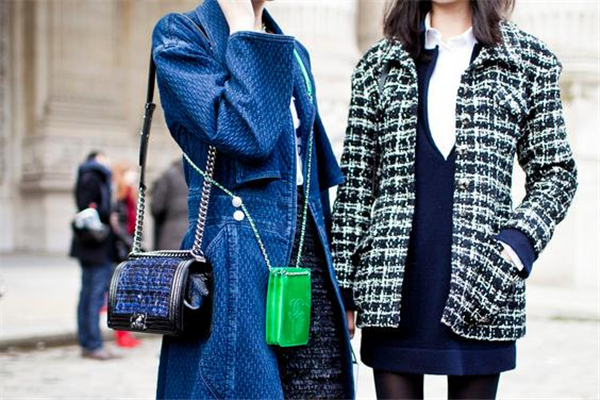 斜挎包背左邊還是右邊 看個人習慣 斜挎包背左邊還是右邊 看個人習慣