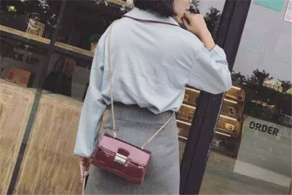 斜挎包背左邊還是右邊 看個人習慣 斜挎包背左邊還是右邊 看個人習慣
