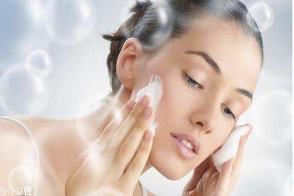 卸妝不用卸妝產(chǎn)品可以嗎 不好好卸妝的危害 卸妝不用卸妝產(chǎn)品可以嗎 不好好卸妝的危害