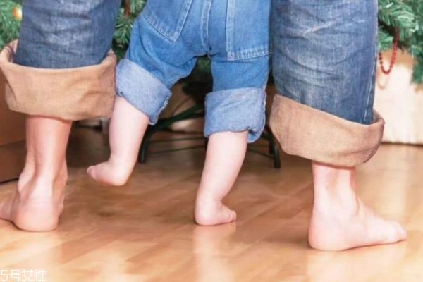 寶寶幾歲會(huì)走 不要牽著寶寶走路 寶寶幾歲會(huì)走 不要牽著寶寶走路