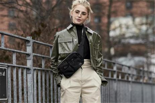 斜挎胸包怎么搭配 時(shí)髦精冬季必備 斜挎胸包怎么搭配 時(shí)髦精冬季必備