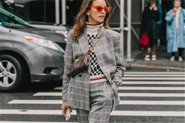 斜挎胸包怎么搭配 時(shí)髦精冬季必備 斜挎胸包怎么搭配 時(shí)髦精冬季必備