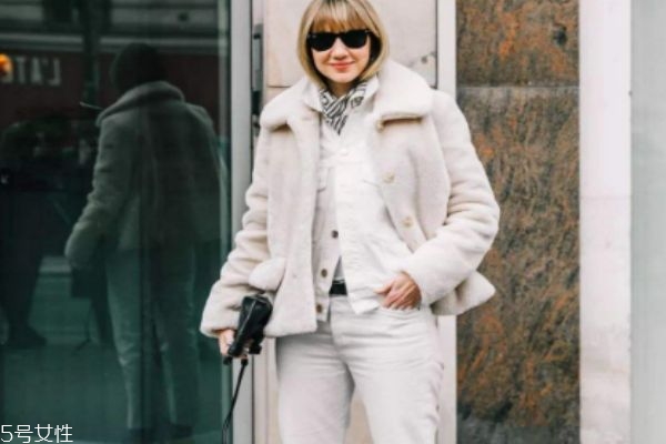 羊羔毛皮草是什么 羊羔毛皮草和羊剪絨皮草 羊羔毛皮草是什么 羊羔毛皮草和羊剪絨皮草