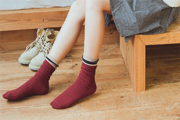 冬天穿什么襪子暖和 保暖時(shí)髦兩不誤 冬天穿什么襪子暖和 保暖時(shí)髦兩不誤