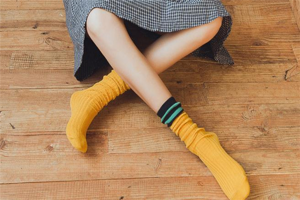 冬天穿什么襪子暖和 保暖時(shí)髦兩不誤 冬天穿什么襪子暖和 保暖時(shí)髦兩不誤