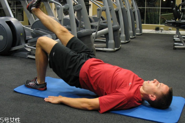 骨盆前傾的日常矯正 6個動作在家就可以練起來 骨盆前傾的日常矯正 6個動作在家就可以練起來