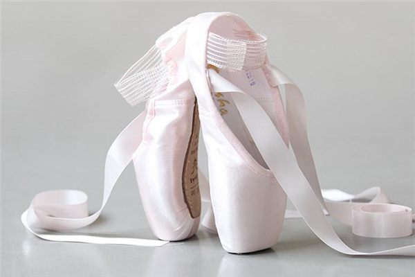 足尖鞋怎么掰 有一定技巧 足尖鞋怎么掰 有一定技巧