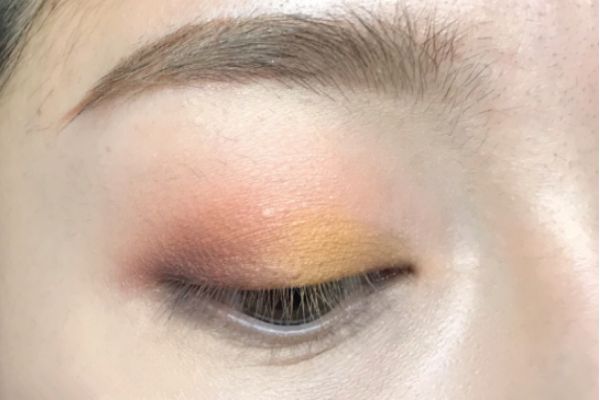 金色眼影怎么畫 迷人的大眼妝畫法步驟