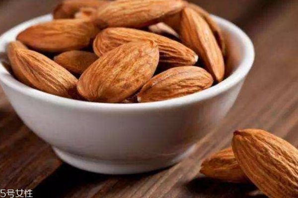 甜杏仁和苦杏仁的區(qū)別 苦杏仁有毒嗎 甜杏仁和苦杏仁的區(qū)別 苦杏仁有毒嗎
