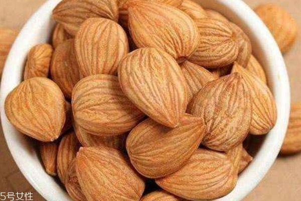 甜杏仁和苦杏仁的區(qū)別 苦杏仁有毒嗎 甜杏仁和苦杏仁的區(qū)別 苦杏仁有毒嗎