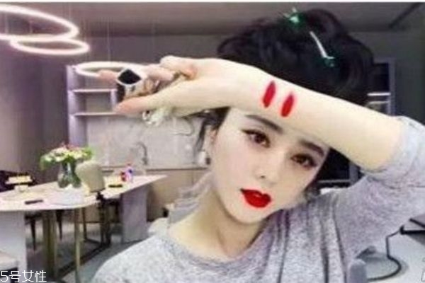 嬌蘭冰冰紅是哪個(gè)色號(hào) 嬌蘭冰冰紅試色 嬌蘭冰冰紅是哪個(gè)色號(hào) 嬌蘭冰冰紅試色