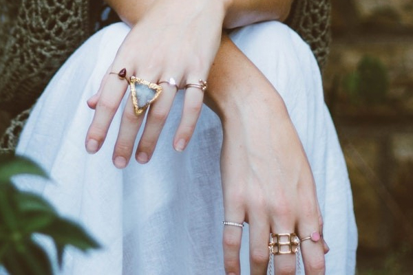 女生食指比無(wú)名指長(zhǎng)代表什么意思 專家說(shuō)容易出軌 女生食指比無(wú)名指長(zhǎng)代表什么意思 專家說(shuō)容易出軌