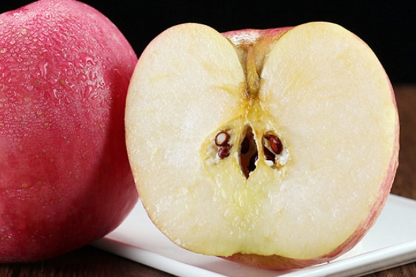 紅富士蘋果的營(yíng)養(yǎng)價(jià)值 每天吃一個(gè)好 紅富士蘋果的營(yíng)養(yǎng)價(jià)值 每天吃一個(gè)好