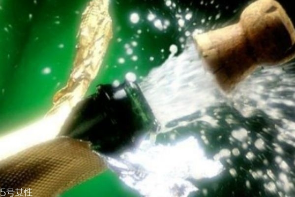 起泡酒和葡萄酒的區(qū)別 起泡酒是什么 起泡酒和葡萄酒的區(qū)別 起泡酒是什么