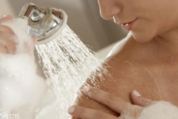 如何消除背部的痘痘 4招讓你告別背上的痘痘 如何消除背部的痘痘 4招讓你告別背上的痘痘