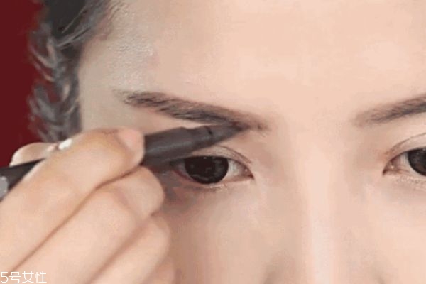 化妝有哪些誤區(qū) 新手化妝入門小訣竅有哪些 化妝有哪些誤區(qū) 新手化妝入門小訣竅有哪些