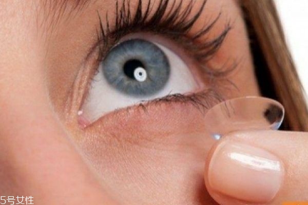 隱形眼鏡游泳可以戴嗎 最好不要佩戴 隱形眼鏡游泳可以戴嗎 最好不要佩戴