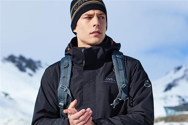 登山服和沖鋒衣的區(qū)別 兩者面料不同 登山服和沖鋒衣的區(qū)別 兩者面料不同