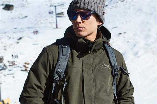 登山服和沖鋒衣的區(qū)別 兩者面料不同 登山服和沖鋒衣的區(qū)別 兩者面料不同