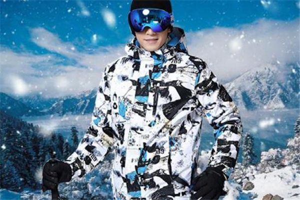 滑雪可以穿沖鋒衣嗎 不能完全替代滑雪服 滑雪可以穿沖鋒衣嗎 不能完全替代滑雪服
