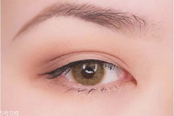 咖色系眼妝怎么畫 咖啡色細(xì)閃眼影怎么畫 咖色系眼妝怎么畫 咖啡色細(xì)閃眼影怎么畫