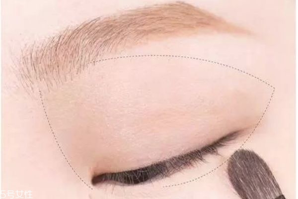 咖色系眼妝怎么畫 咖啡色細(xì)閃眼影怎么畫 咖色系眼妝怎么畫 咖啡色細(xì)閃眼影怎么畫