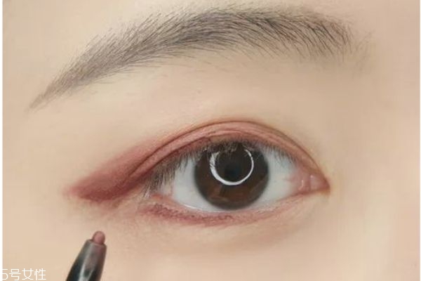 紅色妝容怎么畫 紅色系眼妝怎么畫好看 紅色妝容怎么畫 紅色系眼妝怎么畫好看