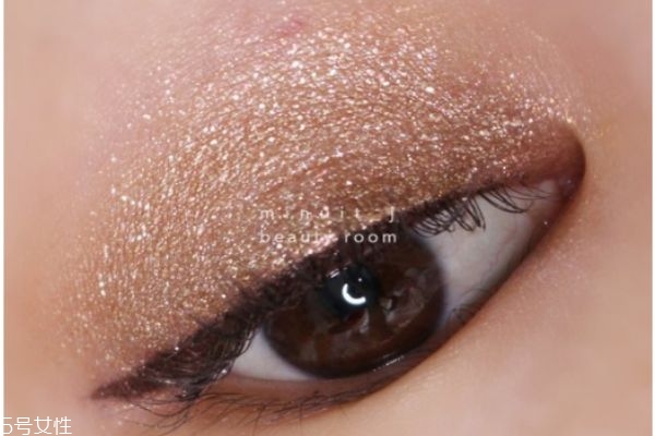 液體眼影用什么暈開 用指腹暈開 液體眼影用什么暈開 用指腹暈開